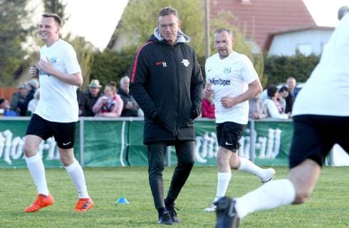 Lützen OT Großgörschen, 10.04.2019, Sportplatz Großgörschen. , VfB Scharnhorst Großgörschen 1932 e.V. gewinnt eine Trainingseinheit mit RB Leipzig- Trainer Ralf Rangnick. , Im Bild: Trainer Ralf Rangnick ( RB Leipzig) mit den Spielern des VfB Scharnhorst Großgörschen während des Trainings. ,