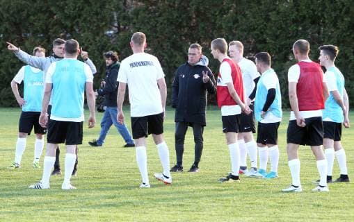 Lützen OT Großgörschen, 10.04.2019, Sportplatz Großgörschen. , VfB Scharnhorst Großgörschen 1932 e.V. gewinnt eine Trainingseinheit mit RB Leipzig- Trainer Ralf Rangnick. , Im Bild: Trainer Ralf Rangnick ( RB Leipzig) gibt Anweisungen während des Trainings. ,