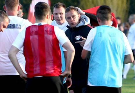 Lützen OT Großgörschen, 10.04.2019, Sportplatz Großgörschen. , VfB Scharnhorst Großgörschen 1932 e.V. gewinnt eine Trainingseinheit mit RB Leipzig- Trainer Ralf Rangnick. , Im Bild: Trainer Ralf Rangnick ( RB Leipzig) gibt Anweisungen während des Trainings. ,