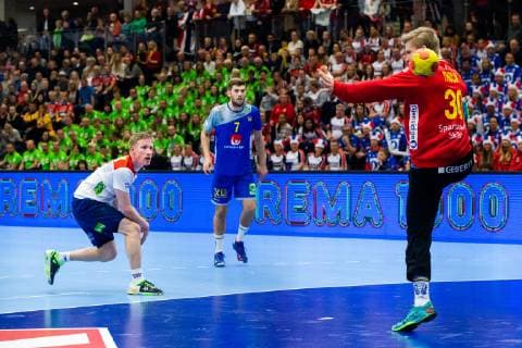 190411 Magnus Jondal of Norway against goalkeeper Tobias Thulin of Sweden during the EHF EURO Cup match between Norway and Sweden on April 11, 2019 in Arendal. Photo: Fredrik Varfjell BILDBYRAN kod FV 150228 Copyright: FREDRIKxVARFJELL BB190411FV017