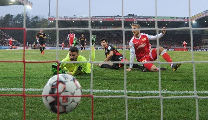 Sport Bilder des Tages Fussball, Herren, 2. Bundesliga, Saison 2018 2019 (29. Spieltag), 1. FC Union Berlin - SSV Jahn Regensburg, Sebastian Andersson (r., 1. FC Union) erzielt das Tor zum 1:0 gegen Marcel Correia (Jahn Regensburg) und Torwart Andre Weis (Jahn Regensburg) , 12.04. 2019, *** Football Men 2 Bundesliga Season 2018 2019 29 Matchday 1 FC Union Berlin SSV Jahn Regensburg Sebastian Andersson r 1 FC Union scores the goal to 1-0 against Marcel Correia Jahn Regensburg and goalkeeper Andre Weis Jahn Regensburg 12 04 2019 Copyright: xMatthiasxKochx
