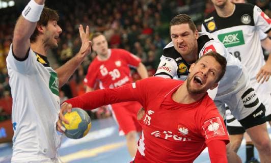 Kamil Syprzak (Polen) gegen Hendrik Pekeler (Deutschland) beim EM Qualifikationsspiel Deutschland gegen Polen der Männer am 13.04.19 im Gerry Weber Stadion in Halle Westfalen Handball - EM-Qualifikation - Deutschland - Polen