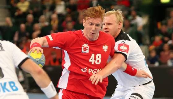 Tomasz Gebala (Polen) gegen Patrick Wiencek (Deutschland) beim EM Qualifikationsspiel Deutschland gegen Polen der Männer am 13.04.19 im Gerry Weber Stadion in Halle Westfalen Handball - EM-Qualifikation - Deutschland - Polen