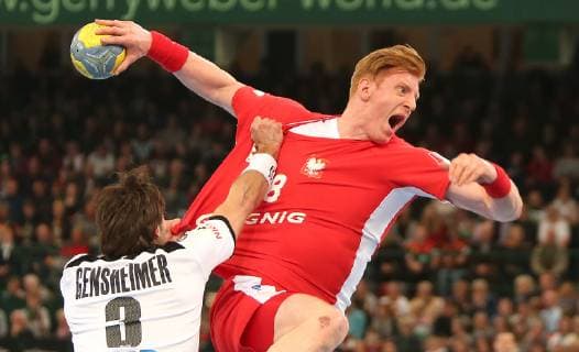 Tomasz Gebala (Polen) gegen Uwe Gensheimer (Deutschland) beim EM Qualifikationsspiel Deutschland gegen Polen der Männer am 13.04.19 im Gerry Weber Stadion in Halle Westfalen Handball - EM-Qualifikation - Deutschland - Polen