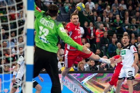 Halle (Westf.), Deutschland 13.04.2019: DHB Qualifikationsspiel - 2018 2019 - Deutschland vs. Polen (L-R) Silvio Heinevetter (Deutschland), Arkadiusz Moryto (Polen) Halle (Westf.) Nordrhein-Westfalen Deutschland Gerry-Weber-Stadion
