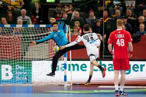 Halle (Westf.), Deutschland 13.04.2019: DHB Qualifikationsspiel - 2018 2019 - Deutschland vs. Polen (L-M) Mateusz Kornecki (Polen), Patrick Groetzki (Deutschland) Halle (Westf.) Nordrhein-Westfalen Deutschland Gerry-Weber-Stadion