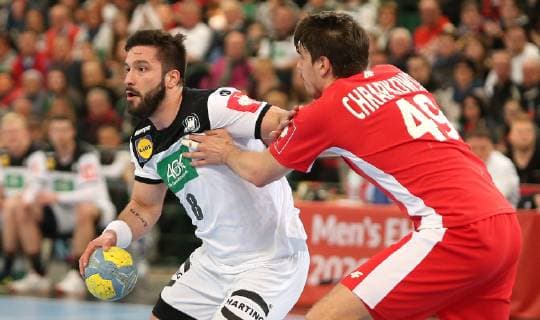 Tim Suton (Deutschland)gegen Piotr Chrapkowski (Polen) beim EM Qualifikationsspiel Deutschland gegen Polen der Männer am 13.04.19 im Gerry Weber Stadion in Halle Westfalen Handball - EM-Qualifikation - Deutschland - Polen