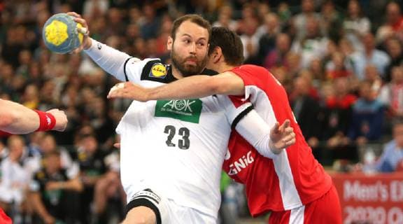 Steffen Fäth (Deutschland) gegen Piotr Chrapkowski (Polen) beim EM Qualifikationsspiel Deutschland gegen Polen der Männer am 13.04.19 im Gerry Weber Stadion in Halle Westfalen Handball - EM-Qualifikation - Deutschland - Polen