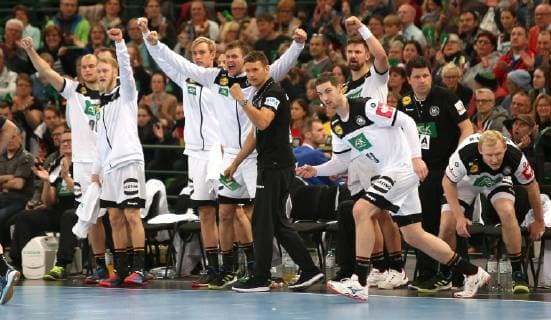 Die Mannschaft freut sich über den Sieg beim EM Qualifikationsspiel Deutschland gegen Polen der Männer am 13.04.19 im Gerry Weber Stadion in Halle Westfalen Handball - EM-Qualifikation - Deutschland - Polen