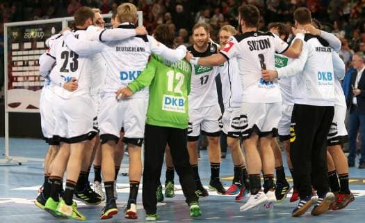 Die Mannschaft freut sich über den Sieg beim EM Qualifikationsspiel Deutschland gegen Polen der Männer am 13.04.19 im Gerry Weber Stadion in Halle Westfalen Handball - EM-Qualifikation - Deutschland - Polen