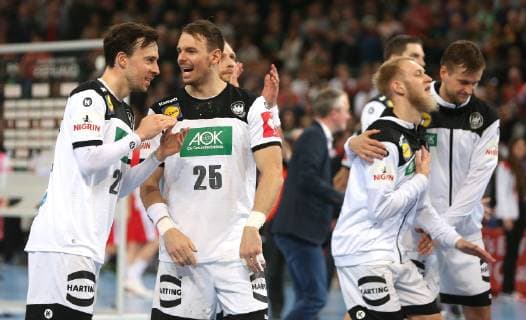 Die Mannschaft freut sich über den Sieg beim EM Qualifikationsspiel Deutschland gegen Polen der Männer am 13.04.19 im Gerry Weber Stadion in Halle Westfalen Handball - EM-Qualifikation - Deutschland - Polen