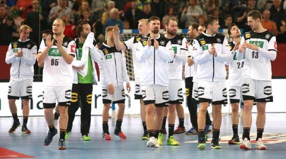Die Mannschaft freut sich über den Sieg beim EM Qualifikationsspiel Deutschland gegen Polen der Männer am 13.04.19 im Gerry Weber Stadion in Halle Westfalen Handball - EM-Qualifikation - Deutschland - Polen