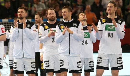 Die Mannschaft freut sich über den Sieg beim EM Qualifikationsspiel Deutschland gegen Polen der Männer am 13.04.19 im Gerry Weber Stadion in Halle Westfalen Handball - EM-Qualifikation - Deutschland - Polen