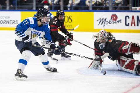 Eishockey, Damen, WM, Finnland schlägt Kanada und zieht ins Finale ein Susanna Tapani 77, FIN, Renata Fast 14, CAN, Shannon Szabados 1, CAN during the IIHF Womens World Championship WM Weltmeisterschaft 2019 Canada - Finland at the Espoo Metro Arena13. April 2019 in Espoo, Finland. (Tomi Hänninen Newspix24)  Copyright: xTomixHänninenx np24thTHnp2419th281001