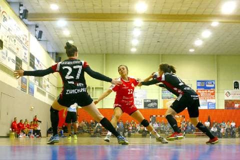 Saskia Fackel (Bären) sucht die Lücke zwischen Jenny Choinowski (Zwickau, links) und Josepha Kallenberg (Zwickau) Handball Frauen 2.Liga 2018 19 BSV Sachsen Zwickau - Kurpfalz Bären am 13.4.2019 BSV Sachsen Zwickau - Kurpfalz Bären