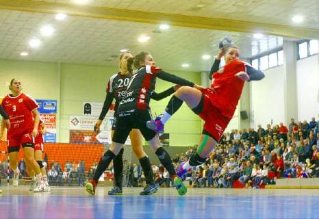 Torwurf von Lena Feiniler (Bären) ; weiter von links: Sina Michels (Bären) , Petra Nagy (Zwickau) und Josepha Kallenberg (Zwickau) Handball Frauen 2.Liga 2018 19 BSV Sachsen Zwickau - Kurpfalz Bären am 13.4.2019 BSV Sachsen Zwickau - Kurpfalz Bären
