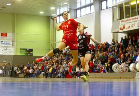 Torwurf von Carmen Moser (Bären) , dahinter Fabienne Kracht (Zwickau) Handball Frauen 2.Liga 2018 19 BSV Sachsen Zwickau - Kurpfalz Bären am 13.4.2019 BSV Sachsen Zwickau - Kurpfalz Bären