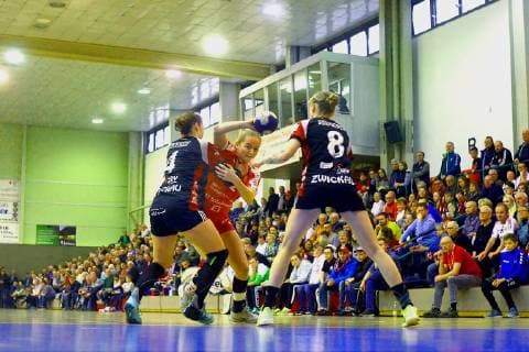 Verena Osswaöd (Bären) sucht die Lücke zwischen Isa-Sophia Rösike (Zwickau, links) und Fabienne Kracht (Zwickau) Handball Frauen 2.Liga 2018 19 BSV Sachsen Zwickau - Kurpfalz Bären am 13.4.2019 BSV Sachsen Zwickau - Kurpfalz Bären