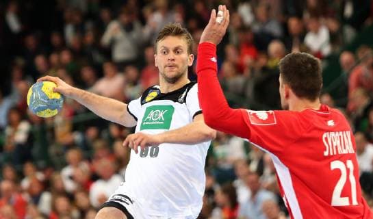 Fabian Böhm (Deutschland) gegen Kamil Syprzak (Polen) beim EM Qualifikationsspiel Deutschland gegen Polen der Männer am 13.04.19 im Gerry Weber Stadion in Halle Westfalen Handball - EM-Qualifikation - Deutschland - Polen