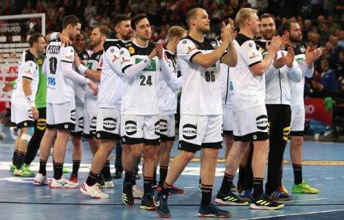 Deutsche Mannschaft bedankt sich nach Spielende bei den Fans beim EM Qualifikationsspiel Deutschland gegen Polen der Männer am 13.04.19 im Gerry Weber Stadion in Halle Westfalen Handball - EM-Qualifikation - Deutschland - Polen