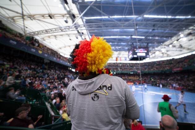 Halle (Westf.), Deutschland 13.04.2019: DHB Qualifikationsspiel - 2018 2019 - Deutschland vs. Polen Fan mit Deutschland Perücke Halle (Westf.) Nordrhein-Westfalen Deutschland Gerry-Weber-Stadion