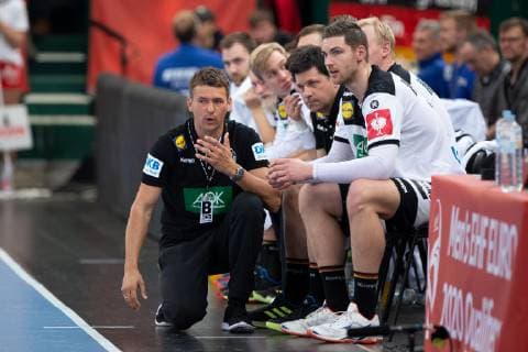 Halle (Westf.), Deutschland 13.04.2019: DHB Qualifikationsspiel - 2018 2019 - Deutschland vs. Polen (L) Christian Prokop (Bundestrainer Deutschland), (R) Hendrik Pekeler (Deutschland) Halle (Westf.) Nordrhein-Westfalen Deutschland Gerry-Weber-Stadion