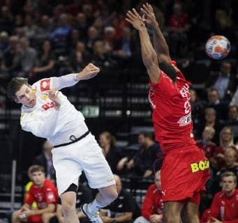 Vladan Lipovina og Mads Mensah Larsen under EM kvalifikationskampen i herrehaandbold mellem Danmark og Montenegro, i Royal Arena loerdag den 13. april 2019.. , Copenhagen Denmark