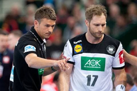 Halle (Westf.), Deutschland 13.04.2019: DHB Qualifikationsspiel - 2018 2019 - Deutschland vs. Polen (L-R) Christian Prokop (Bundestrainer Deutschland), Steffen Weinhold (Deutschland) Halle (Westf.) Nordrhein-Westfalen Deutschland Gerry-Weber-Stadion