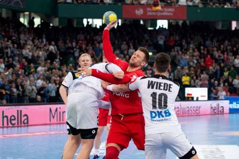 Halle (Westf.), Deutschland 13.04.2019: DHB Qualifikationsspiel - 2018 2019 - Deutschland vs. Polen (L-R) Hendrik Pekeler (Deutschland), Kamil Syprzak (Polen), Fabian Wiede (Deutschland) Halle (Westf.) Nordrhein-Westfalen Deutschland Gerry-Weber-Stadion