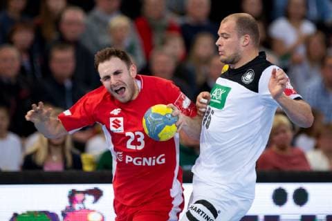 Halle (Westf.), Deutschland 13.04.2019: DHB Qualifikationsspiel - 2018 2019 - Deutschland vs. Polen (L-R) Arkadiusz Moryto (Polen), Paul Drux (Deutschland) Halle (Westf.) Nordrhein-Westfalen Deutschland Gerry-Weber-Stadion