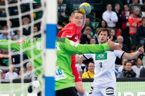 Halle (Westf.), Deutschland 13.04.2019: DHB Qualifikationsspiel - 2018 2019 - Deutschland vs. Polen (L-R) Silvio Heinevetter (Deutschland), Michal Daszek (Polen) Halle (Westf.) Nordrhein-Westfalen Deutschland Gerry-Weber-Stadion