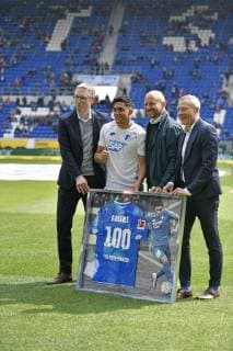 Vor Spielbeginn: Ehrung 100 Bundesligaspiele Nadiem Amiri TSG 1899 Hoffenheim mit Manager Direktor Profifußball Alexander Rosen TSG 1899 Hoffenheim TSG 1899 Hoffenheim vs Hertha BSC Berlin 14.04.2019 DFL REGULATIONS PROHIBIT ANY USE OF PHOTOGRAPHS AS IMAGE SEQUENCES AND OR QUASI-VIDEO TSG 1899 Hoffenheim vs Hertha BSC Berlin *** 100 Bundesliga matches Nadiem Amiri TSG 1899 Hoffenheim with Manager Professional Football Director Alexander Rosen TSG 1899 Hoffenheim TSG 1899 Hoffenheim vs Hertha BSC Berlin 14 04 2019 DFL REGULATIONS PROHIBIT ANY USE OF PHOTOGRAPHS AS IMAGE SEQUENCES AND OR QUASI VIDEO TSG 1899 Hoffenheim vs Hertha BSC Berlin