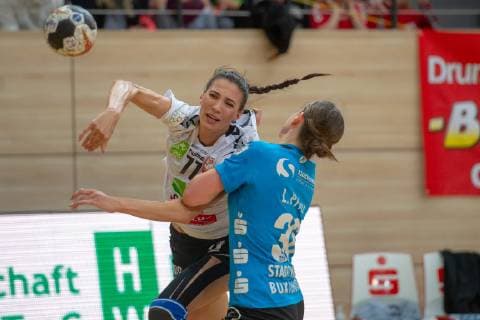 Viktoria Divak (SV Union Halle) beim Torschuss SV Union Halle-Neustadt (Wildcats) vs. Buxtehuder SV von 1862 e. V. Handball 1.Bundesliga - Saison 2018 2019 Copyright: xVIADATAx xHolgerxJohnx Halle Saale Sachsen-Anhalt Deutschland