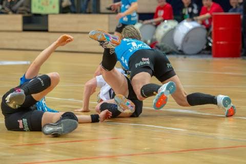 Nadine Smit (SV Union Halle) gegen Friederike Gubernatis (Buxtehude) SV Union Halle-Neustadt (Wildcats) vs. Buxtehuder SV von 1862 e. V. Handball 1.Bundesliga - Saison 2018 2019 Copyright: xVIADATAx xHolgerxJohnx Halle Saale Sachsen-Anhalt Deutschland