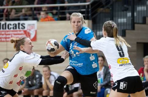 HANDBALL BUNDESLIGA FRAUEN, Saison 2018 2019, SV Union Halle-Neustadt (weiss)gegen Buxtehuder SV (blau) in der Erdgas Sportarena in Halle am 14.04.19. Buxtehudes Christina Haurum (M.) gegen Unions Swantje Heimburg (l.) und Unions Laura Winkler (r.). Halle Sachsen-Anhalt Deutschland