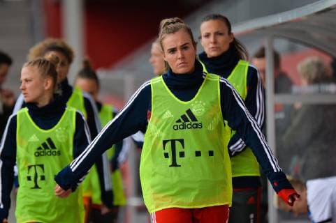Jill Roord (FC Bayern Muenchen) beim Aufwärmen München, Deutschland, 14.04.2019, Fussball, Frauenfussball, FC Bayern München - SGS Essen, DFB REGULATIONS PROHIBIT ANY USE OF PHOTOGRAPHS AS IMAGE SEQUENCES AND OR QUASI-VIDEO.
