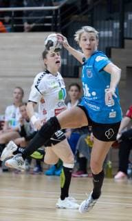 HANDBALL BUNDESLIGA FRAUEN, Saison 2018 2019, SV Union Halle-Neustadt (weiss)gegen Buxtehuder SV (blau) in der Erdgas Sportarena in Halle am 14.04.19. Buxtehudes Lone Fischer bei einem Konter gegen Unions Mariana Lopes Ferreira (l.). Halle Sachsen-Anhalt Deutschland