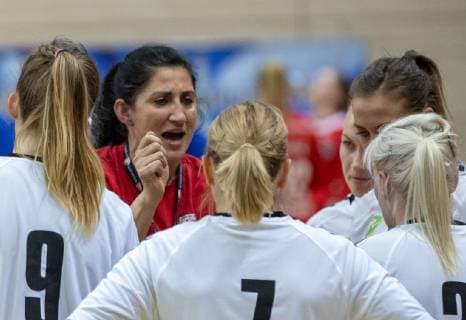 HANDBALL BUNDESLIGA FRAUEN, Saison 2018 2019, SV Union Halle-Neustadt (weiss)gegen Buxtehuder SV (blau) in der Erdgas Sportarena in Halle am 14.04.19. Unions Trainerin Tanja Logvin (2.vl.) spricht mit den Spielerinnen in einer Auszeit. Halle Sachsen-Anhalt Deutschland