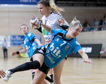 HANDBALL BUNDESLIGA FRAUEN, Saison 2018 2019, SV Union Halle-Neustadt (weiss)gegen Buxtehuder SV (blau) in der Erdgas Sportarena in Halle am 14.04.19. Buxtehudes Lone Fischer setzt sich durch gegen Unions Laura Winkler. Halle Sachsen-Anhalt Deutschland