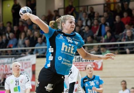 HANDBALL BUNDESLIGA FRAUEN, Saison 2018 2019, SV Union Halle-Neustadt (weiss)gegen Buxtehuder SV (blau) in der Erdgas Sportarena in Halle am 14.04.19. Buxtehudes Jessica Oldenburg beim Torwurf nach einem Konter. Halle Sachsen-Anhalt Deutschland