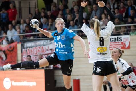 HANDBALL BUNDESLIGA FRAUEN, Saison 2018 2019, SV Union Halle-Neustadt (weiss)gegen Buxtehuder SV (blau) in der Erdgas Sportarena in Halle am 14.04.19. Buxtehudes Jessica Oldenburg (l.) gegen Unions Laura Winkler. Halle Sachsen-Anhalt Deutschland