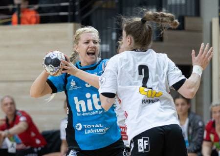 HANDBALL BUNDESLIGA FRAUEN, Saison 2018 2019, SV Union Halle-Neustadt (weiss)gegen Buxtehuder SV (blau) in der Erdgas Sportarena in Halle am 14.04.19. Buxtehudes Christina Haurum (l.) gegen Unions Mariana Lopes Ferreira. Halle Sachsen-Anhalt Deutschland