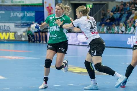 v.li.: Myrthe Schoenaker (VfL Oldenburg, 28) und Seline Ineichen (Neckarsulmer SU, NSU, 18) im Zweikampf, Duell, Spielszene, Aktion, Action, Handball, Bundesliga Frauen, VfL Oldenburg - Neckarsulmer SU,