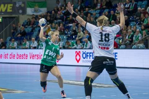 v.li.: Malene Staal (VfL Oldenburg, 4) beim Wurf, Spielszene, Aktion, Action gegen Seline Ineichen (Neckarsulmer SU, NSU, 18), Handball, Bundesliga Frauen, VfL Oldenburg - Neckarsulmer SU,