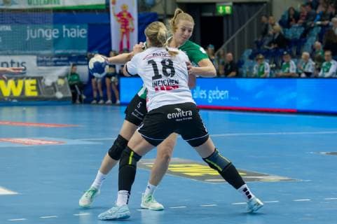 v.li.: Seline Ineichen (Neckarsulmer SU, NSU, 18) und Kim Birke (VfL Oldenburg, 5) im Zweikampf, Duell, Spielszene, Aktion, Action, Handball, Bundesliga Frauen, VfL Oldenburg - Neckarsulmer SU,