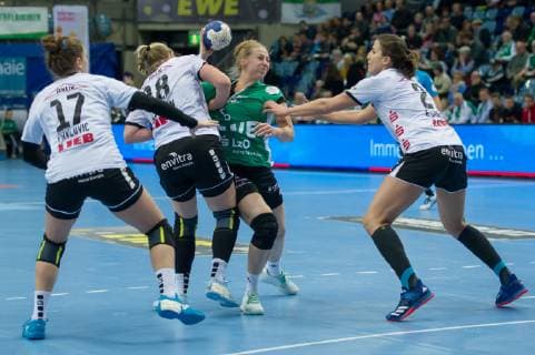 v.li.: Ljubica Pavlovic (Neckarsulmer SU, NSU, 17), Seline Ineichen (Neckarsulmer SU, NSU, 18), Kim Birke (VfL Oldenburg, 5) und Irene Espinola Perez (Neckarsulmer SU, NSU, 21) im Zweikampf, Duell, Spielszene, Aktion, Action, Handball, Bundesliga Frauen, VfL Oldenburg - Neckarsulmer SU,