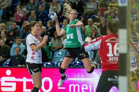 Myrthe Schoenaker (VfL Oldenburg, 28) beim Wurf, Spielszene, Aktion, Action, Handball, Bundesliga Frauen, VfL Oldenburg - Neckarsulmer SU,