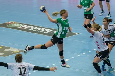 Myrthe Schoenaker (VfL Oldenburg, 28) beim Wurf, Spielszene, Aktion, Action, Handball, Bundesliga Frauen, VfL Oldenburg - Neckarsulmer SU,