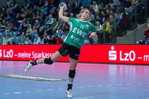 Myrthe Schoenaker (VfL Oldenburg, 28) beim Siebenmeter, 7m, Spielszene, Aktion, Action, Handball, Bundesliga Frauen, VfL Oldenburg - Neckarsulmer SU,