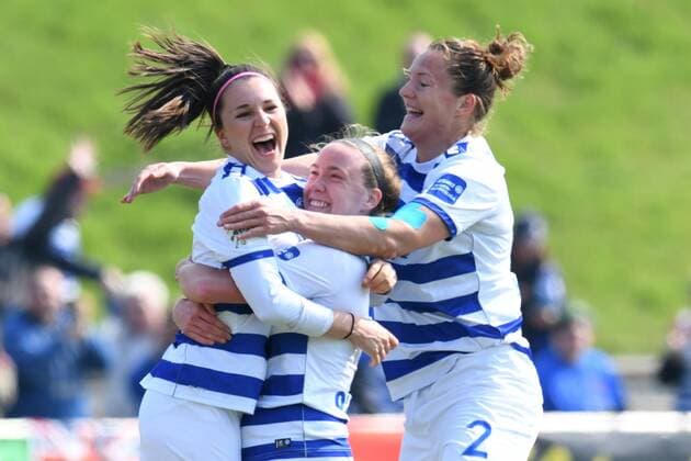 V.l.n.r. Torschuetzin Barbara Dunst jubelt mit Claire O Riordan und Lucia Harsanyova ( alle MSV Duisburg Frauen ) ueber ihren Treffer zum 1 : 0. 14.04.2019, Fussball, Frauen Fussball Bundesliga, MSV Duisburg vs SC Sand DFL REGULATIONS PROHIBIT ANY USE OF PHOTOGRAPHS AS IMAGE SEQUENCES AND OR QUASI-VIDEO 14.04.2019, Fussball, Frauen Fussball Bundesliga, MSV Duisburg vs SC Sand Duisburg *** V l n r goal scorer Barbara Dunst cheers all MSV Duisburg women with Claire O Riordan and Lucia Harsanyova about their goal to 1 0 14 04 2019 football women football Bundesliga MSV Duisburg vs SC Sand DFL REGULATIONS PROHIBIT ANY USE OF PHOTOGRAPHS AS IMAGE SEQUENCES AND OR QUASI VIDEO 14 04 2019 football women football Bundesliga MSV Duisburg vs SC Sand Duisburg Copyright: xThomasxThienelx Eibner-Pressefotox EP_ttl